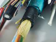 Fiber Optic Cable වර්ගයේ සම්පූර්ණ සම්පූර්ණ දක්වා: තනි මොඩය සිට බහු-මොඩ් දක්වා, ඔවුන්ගේ විශේෂ ලක්ෂණ වටහාගත්තේය